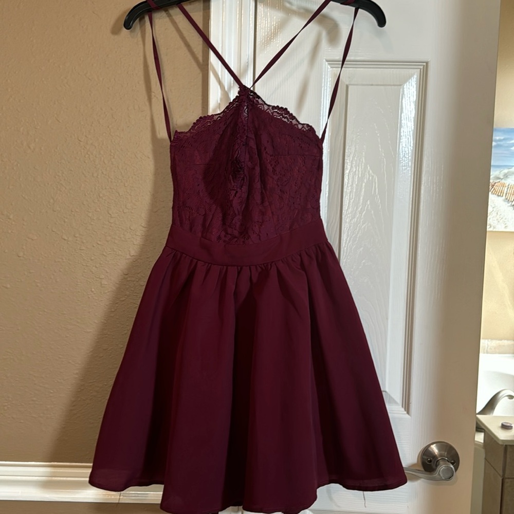 Size small maroon color. Good condition. Criss Cross strap.